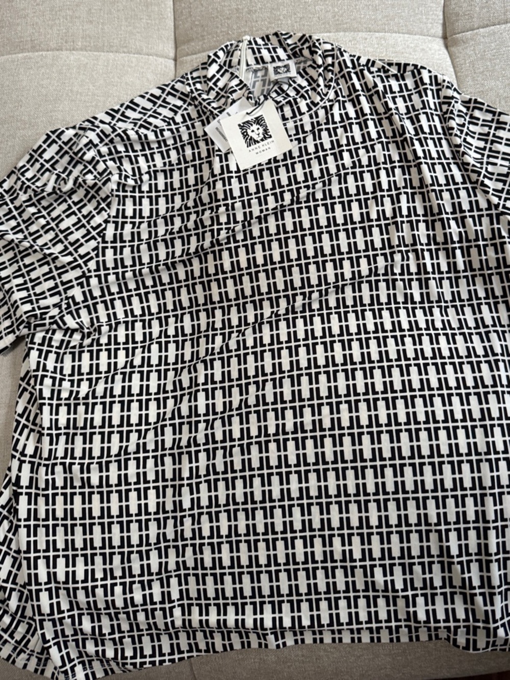 Ann Klein Women’s Black & White Geometric Short-Sleeve Shirt